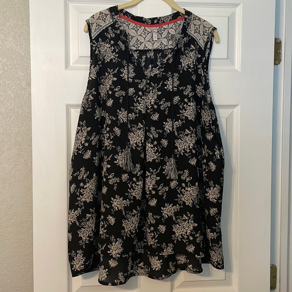 Multi patterned sleeveless top